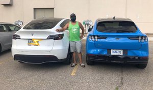 Le Ford Mustang Mach-E immortalisé aux côtés d'un Tesla Model X
