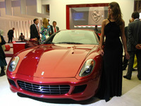 Le stand Ferrari au Mondial de l'Auto