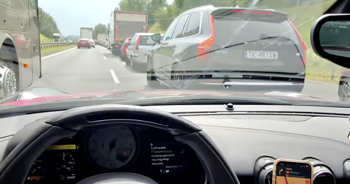 Utiliser une sirène en Ferrari pour doubler dans les bouchons, est-ce bien raisonnable ?