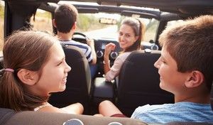 Des parents imprudents, mais inquiets pour la sécurité de leurs enfants en voiture