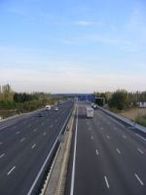 Une cycliste roule sur l'autoroute !