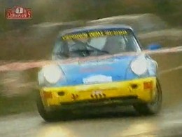 Une Porsche, des pneus terre, une route grasse. Le bonheur