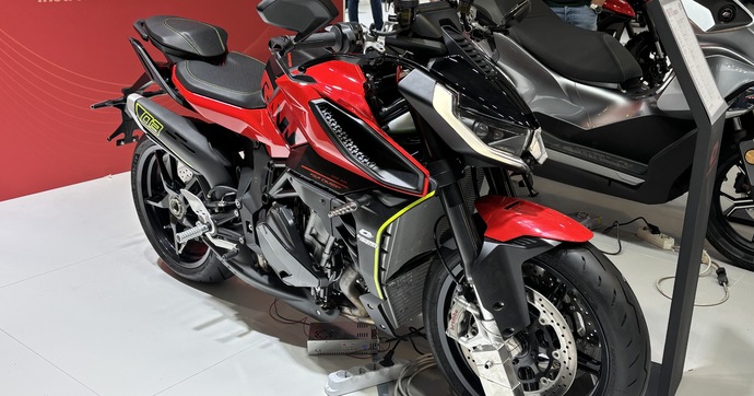 Toujours une avalanche de nouveautés sur le stand QJ Motor au salon de Milan 2025