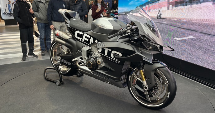 210 ch, plus de 300 km/h, voici le missile de CF Moto avec sa V4 SR-RR à Milan