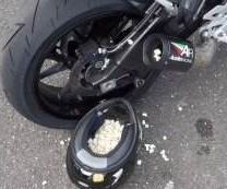 Vidéo: le motard à qui il manque un grain