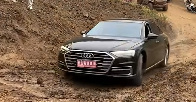 Oui, cette Audi A8 se prend pour un 4x4