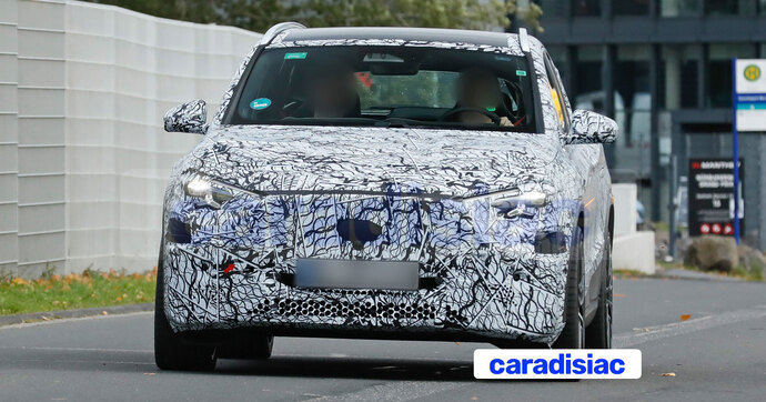 Camouflé, le SUV électrique Mercedes-AMG GLA se déplace sur le réseau routier allemand.