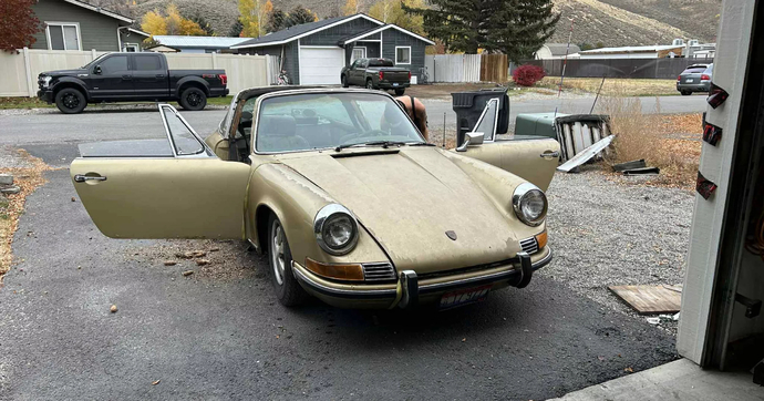 Cette Porsche 911 servait de garde-manger pour un écureuil