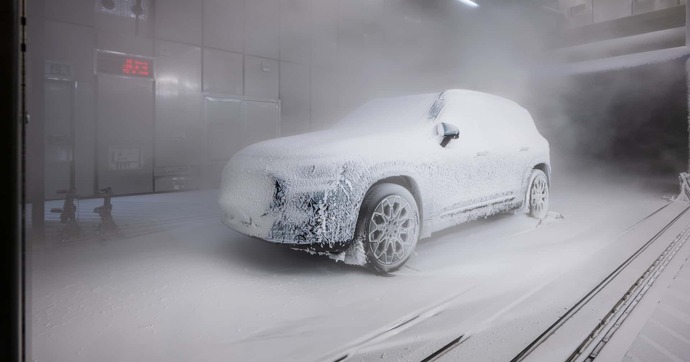 Mercedes fait des blagues en montrant son nouveau GLB électrique