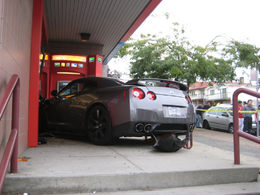 Accident : la Nissan GT-R attaque une banque