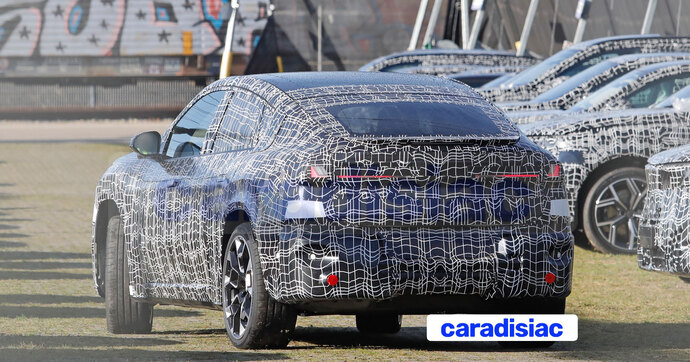 Électrique, le futur SUV coupé BMW iX4 est encore au stade la mise au point.