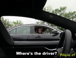 Insolite : il fait croire aux gens que personne ne conduit sa Tesla Model S