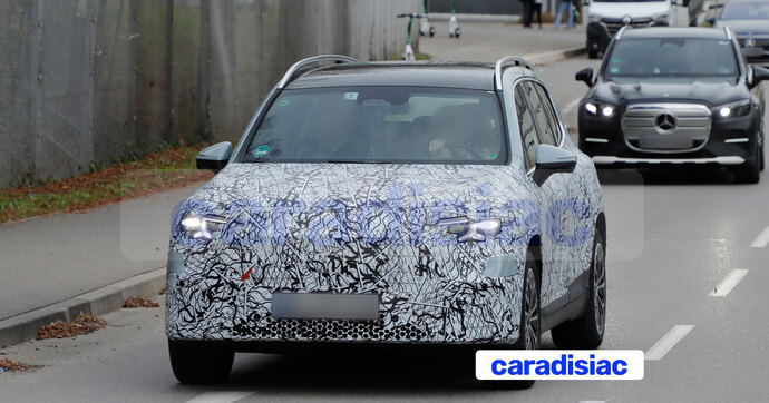 Avant sa présentation, les prototypes du Mercedes GLB EQ poursuivent leurs essais.