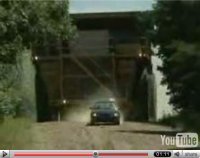 La vidéo du jour : poursuivie par le plus gros camion du monde !!!