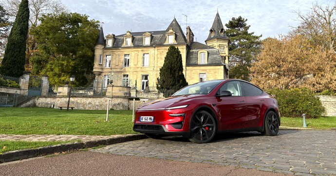 Le Tesla Model Y Performance restylé reste-t-il une référence face aux Allemands armés jusqu'aux dents ?
