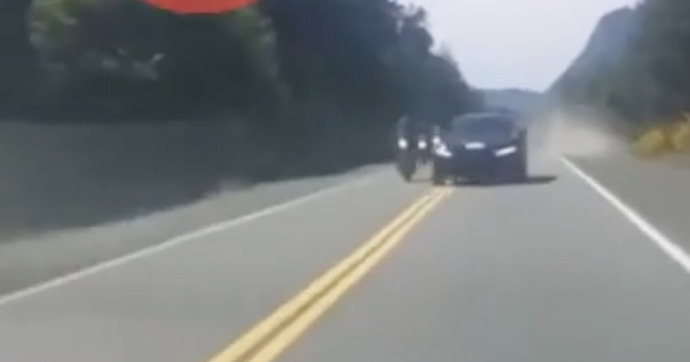 Quand trois Ferrari Purosangue doublent sur la ligne continue, ça finit mal