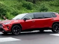 Un Toyota RAV4 transformé en limousine