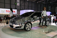 Toyota présente deux concept cars hybrides et l'Auris 3 portes