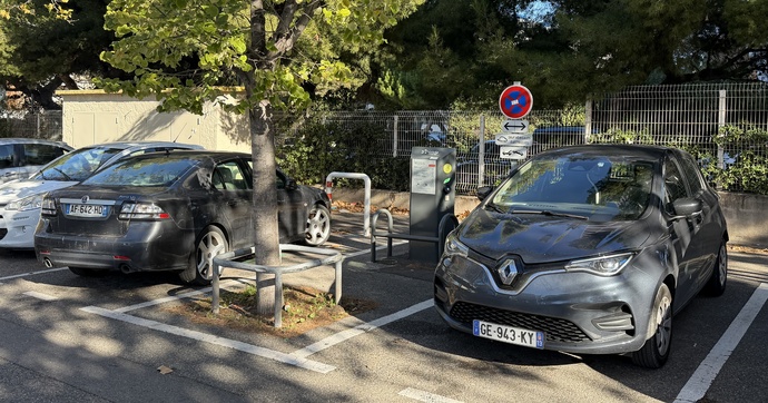 Je ne peux pas brancher ma voiture hybride rechargeable et ce n’est ni la faute du véhicule, ni celle des bornes