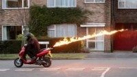 Insolite : un scooter qui pête le feu pour éloigner les caisseux!