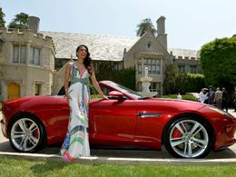 La Playmate de l'année reçoit une Jaguar Type F