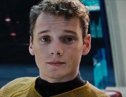L’acteur Anton Yelchin écrasé par sa Jeep Cherokee...