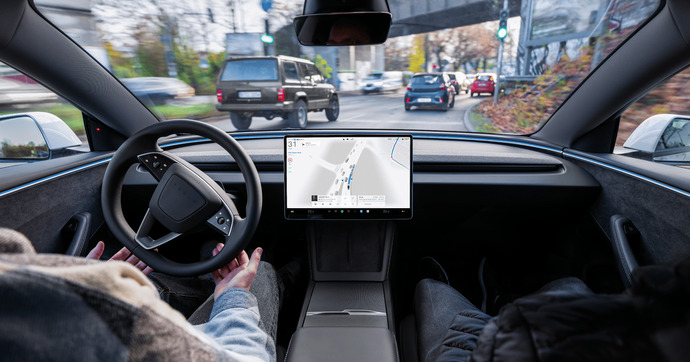 Caradisiac a testé la conduite autonome Tesla en ville