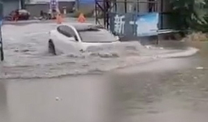 Une Tesla Model 3 qui n'a pas peur de boire la tasse