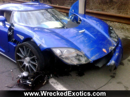 Cauchemar pour un vendeur de voitures : il crashe la Koenigsegg CCX de son client dans une Porsche 911 GT2