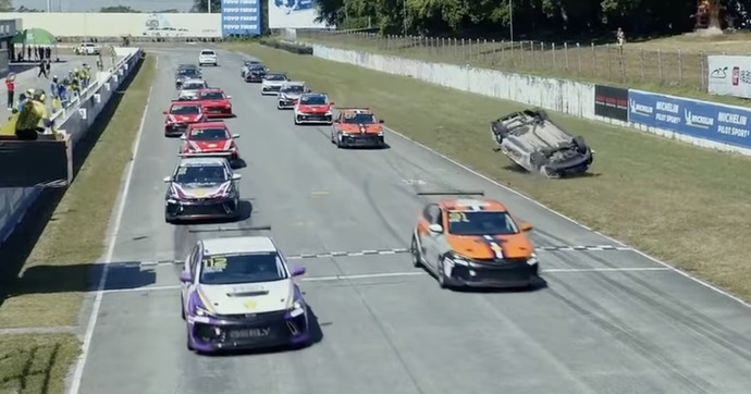 Un crash sur la grille de départ d’une course