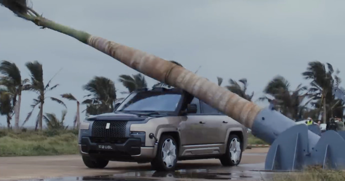 Oui, le YangWang U8 résiste aux palmiers