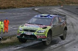 WRC Grande Bretagne : à 2 spéciales du but, Hirvonen revient fort