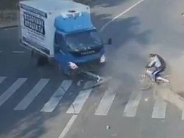 Russie : un cycliste sort miraculé d'une collision entre un poids-lourd et une voiture
