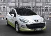 Jean-Louis Borloo au volant d'une Peugeot 308 hybride diesel