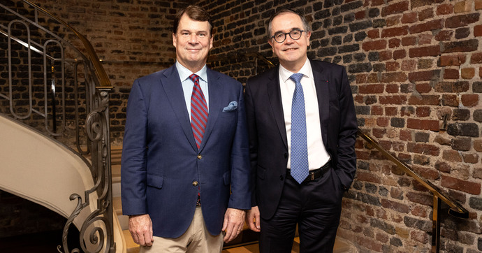 Ford et Renault sont dans un bateau, lequel tombe à l’eau ?