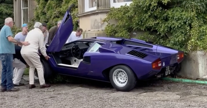 Personne ne comprend pourquoi cette Lamborghini avance toute seule