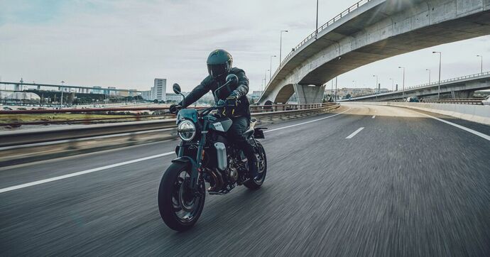 Svartpilen 801 : le roadster urbain au style affirmé et à l’âme longue distance