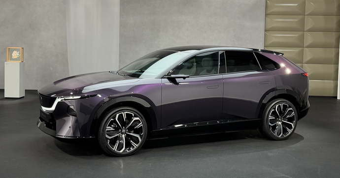 On a été surpris en découvrant le Mazda CX-6e, un SUV électrique au plumage plus intéressant que prévu