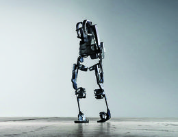 BMW : des ouvriers qui travaillent avec un exosquelette