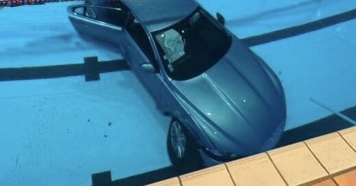 Elle plonge dans une piscine avec sa Jaguar