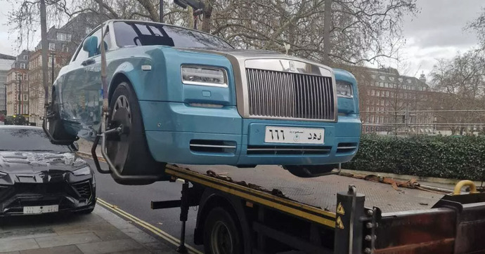 Des voitures de luxe garées dans une zone piétonne embarquées par la police londonienne
