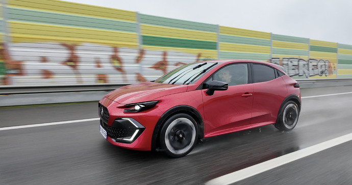 La nouvelle Renault Clio hybride a-t-elle toujours tout d’une grande ? Notre verdict après un Lisbonne-Paris de près de 2 000 km