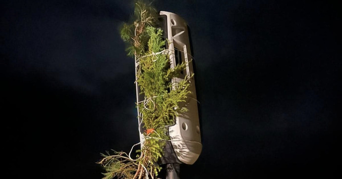 Les agriculteurs en colère déguisent les radars en sapins de Noël