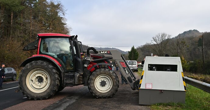 Les agriculteurs se défoulent sur les radars et plantent même des arbres sur l'autoroute