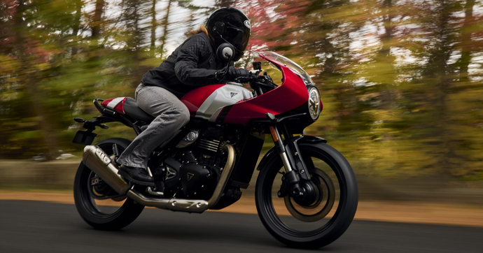 Le retour d’une icône sportive et un flat track pour garnir la gamme des moyennes cylindrées Triumph 400
