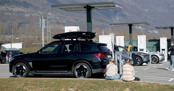 Comment évolue la fiabilité des bornes pour voitures électriques en France ?