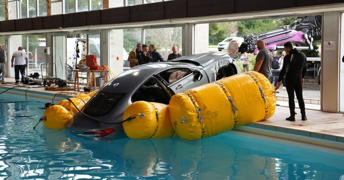 Ça y est, la Jaguar de la piscine a retrouvé la terre ferme