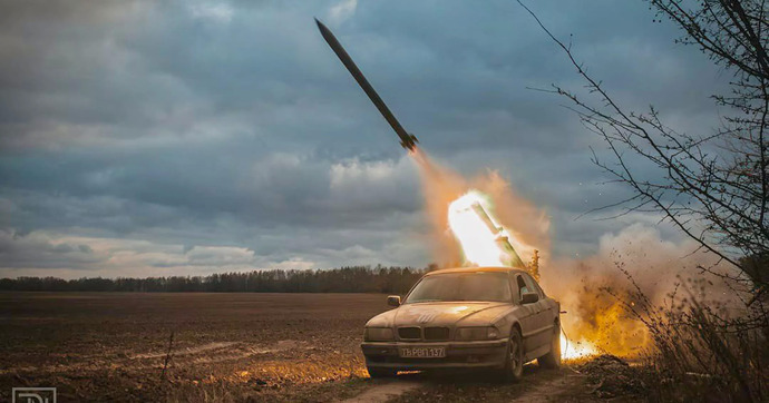 Après la Peugeot 307 CC d’attaque, une BMW Série 7 lance-roquettes sur le front en Ukraine