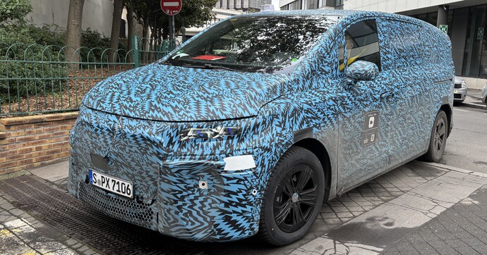 Scoop ! Le futur van de Mercedes surpris camouflé à Paris : les lignes inspirées du concept Vision V se précisent…