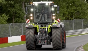 Il réalise le tour du Nürburgring au volant d'un tracteur